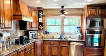 Bright & Airy 3 BR with AC, Game Rm, Near Casinos, Lake Texoma Marinas & Trails