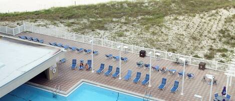 Una piscina techada, una piscina al aire libre
