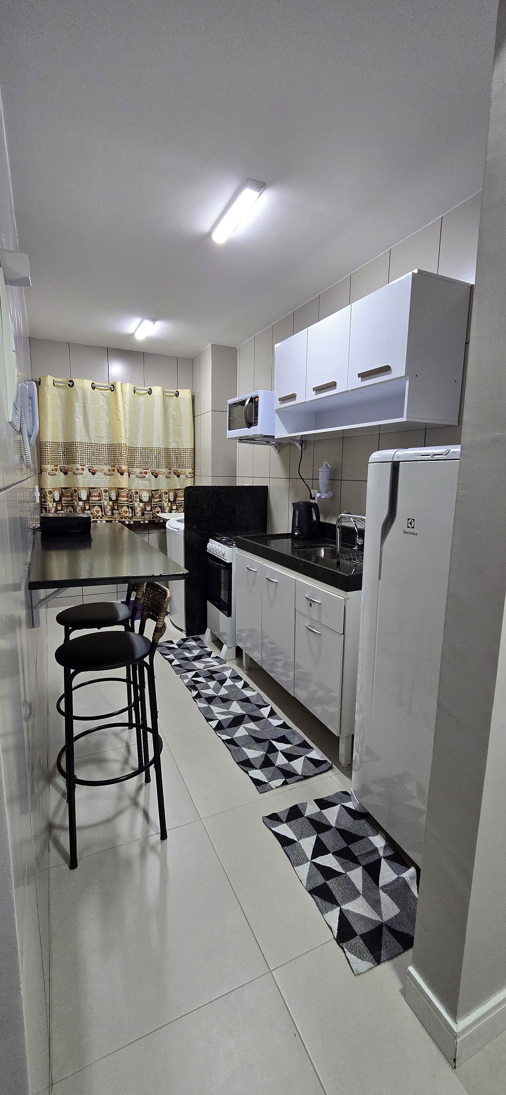Frigorífico, microondas, horno y placa de cocina