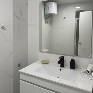 Douche, sèche-cheveux, serviettes fournies, savon