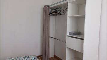 3 chambres, fer et planche à repasser, accès Internet, draps fournis