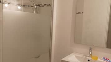 Douche, sèche-cheveux, serviettes fournies, papier toilette