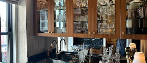 ثلاجة، فرن، موقد طهي مسطح، غسالة أطباق