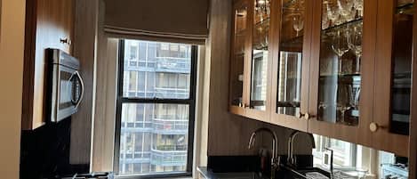 Family Studio, City View | Private kitchen