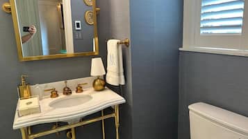 Combined shower/bathtub, free toiletries, towels, soap