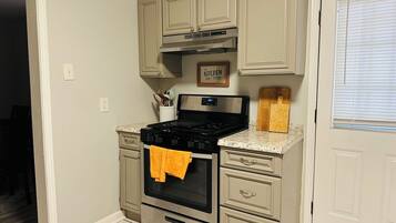 Mikrovågsugn, ugn, spishäll och kaffe- och tebryggare