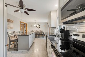 Fridge, microwave, oven, stovetop - Tranquil apartment with AC in charming Monroe (Monroe)