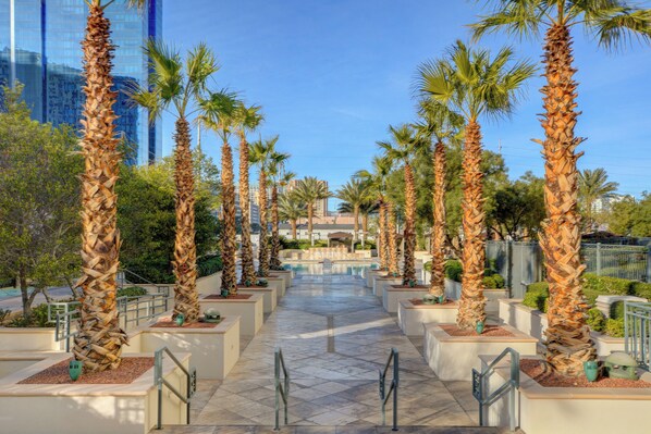 3 outdoor pools - The Deuce's Wild at Signature Hotel (Las Vegas)