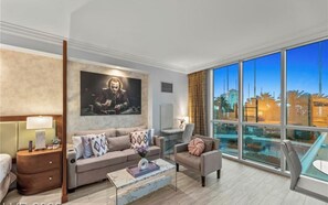 Suite monolocale, vista resort | Area soggiorno