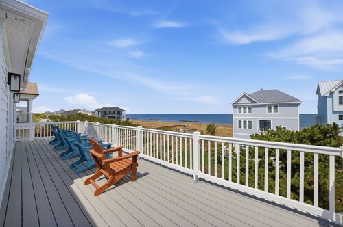 Norfolk Family Beach House 5BR Walk To Sand • Ideal for Groups of 10!