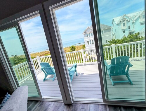 Norfolk Family Beach House 5BR Walk To Sand • Ideal for Groups of 10!