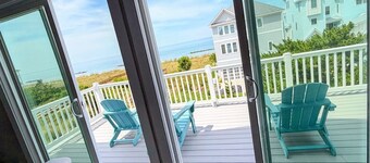 Norfolk Family Beach House 5BR Walk To Sand • Ideal for Groups of 10!