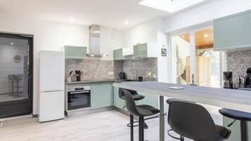 Réfrigérateur, micro-ondes, four, plaque de cuisson