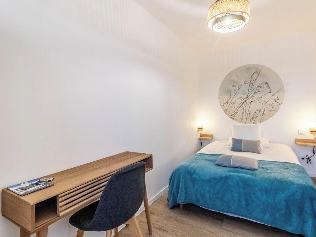 4 habitaciones, escritorio y tabla de planchar con plancha 