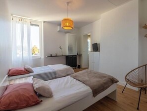 4 Schlafzimmer, Schreibtisch, Bügeleisen/Bügelbrett, Reisekinderbett