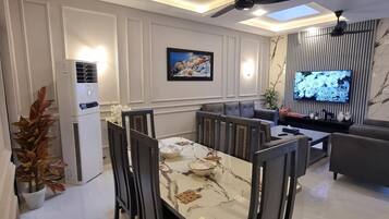 Villa, 5 Bedrooms, Accessible, Balcony | Dining room