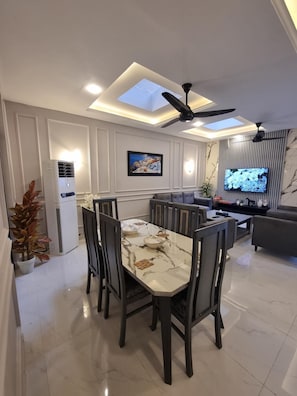 Villa, 5 Bedrooms, Accessible, Balcony | Ruang makan