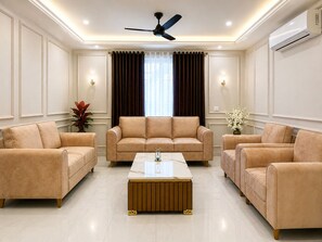 Villa, 5 Bedrooms, Accessible, Balcony | Living room