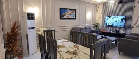 Villa, 5 Bedrooms, Accessible, Balcony | Dining room