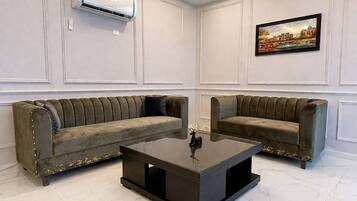 Villa, 5 Bedrooms, Accessible, Balcony | Living room