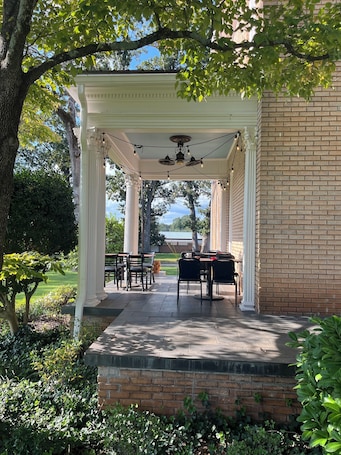 Outdoor dining. The Inn at Southern Oaks located in Historic Lavonia, GA, close to Lake Hartwell
