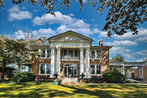 Southern Oaks: Circa 1918 Restaurant and Old 18th Speakeasy