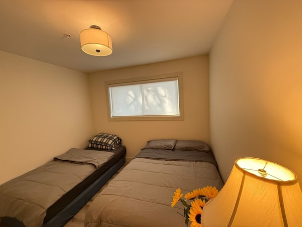 Iron/ironing board, Internet, bed sheets