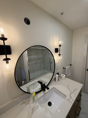 Haartrockner, Handtücher, Seife, Toilettenpapier