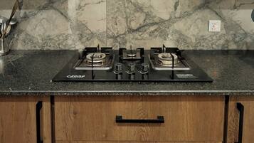 Micro-ondes, four, plaque de cuisson