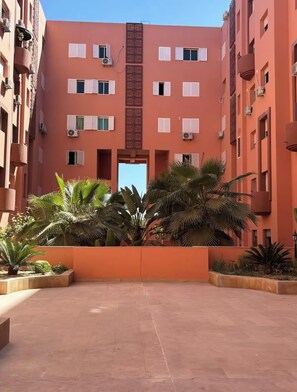 Property grounds - Marrakech Gueliz - Chic apartment with pool and full modern amenities (Marrakech)