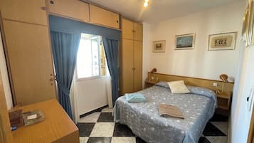 1 chambre, fer et planche à repasser, draps fournis