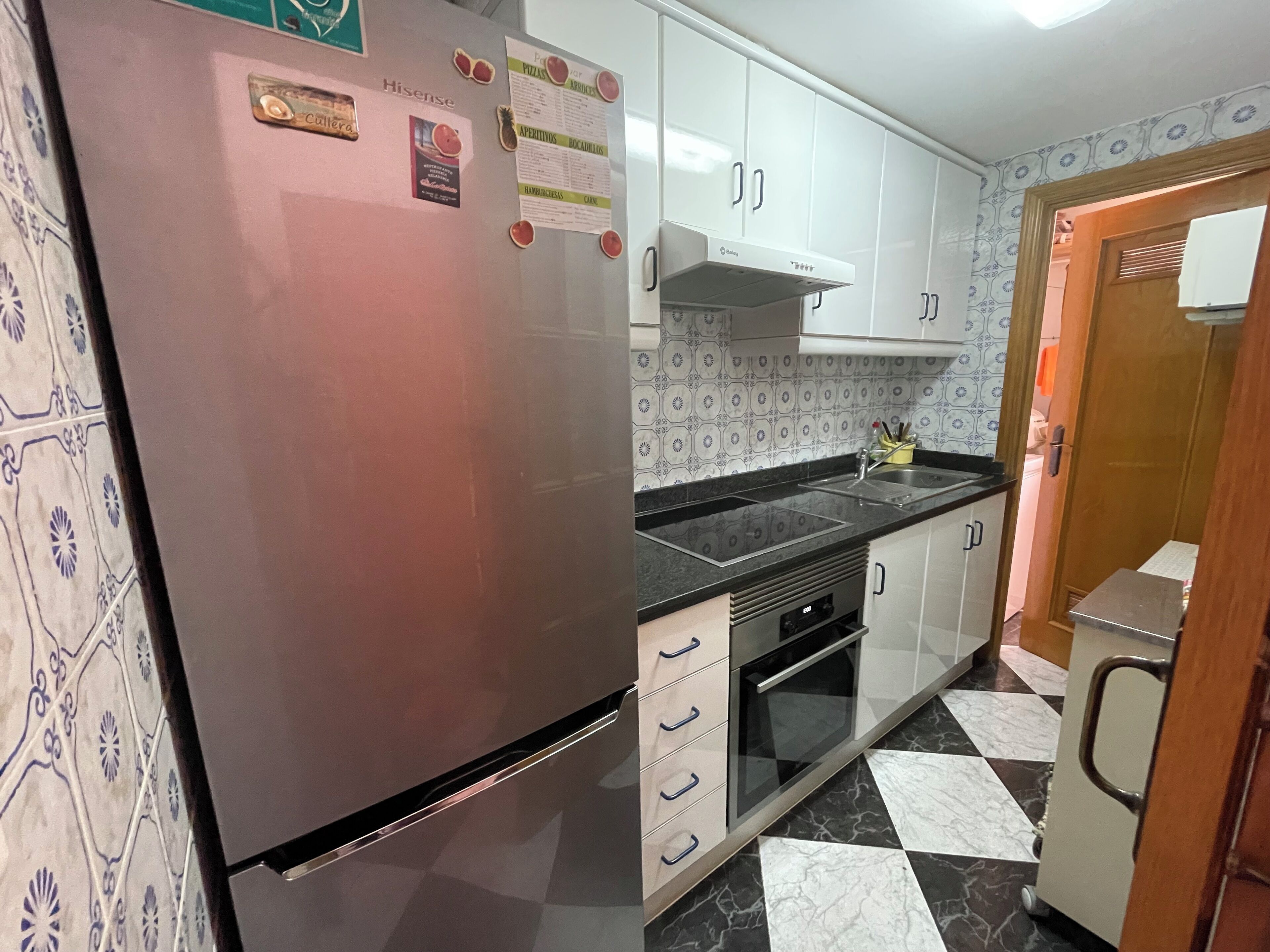 Frigorífico, microondas, horno y placa de cocina