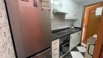 Frigorífico, microondas, horno y placa de cocina
