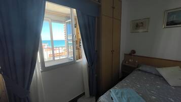 1 dormitorio, tabla de planchar con plancha, ropa de cama