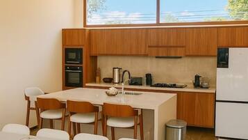 Een magnetron, een oven, een kookplaat, een vaatwasser