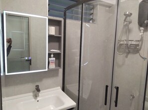 Toallas, jabón, papel de baño 