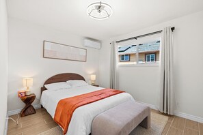 2 bedrooms, desk, WiFi, bed sheets - 20% OFF Monthly / Private Suite / Free Parking (Tustin)