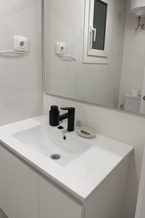 Doccia, asciugacapelli, asciugamani, sapone