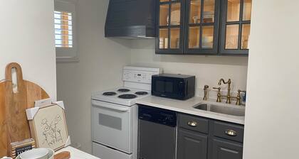 Cozy 1-bedroom spa villa, king bed, pool, Near casino, golf, wine trail & Mystic