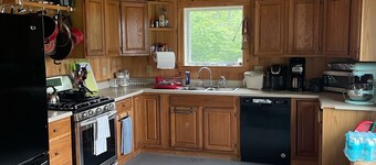 Mountainside Cabin – Bristol, Vermont
Unplug. Relax. Reconnect with Nature.