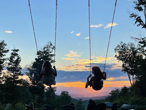 Mountainside Cabin – Bristol, Vermont
Unplug. Relax. Reconnect with Nature.