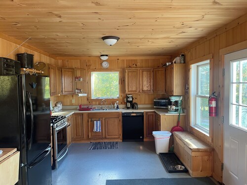 Mountainside Cabin – Bristol, Vermont
Unplug. Relax. Reconnect with Nature.