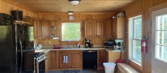 Mountainside Cabin – Bristol, Vermont
Unplug. Relax. Reconnect with Nature.