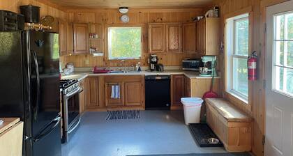 Mountainside Cabin – Bristol, Vermont
Unplug. Relax. Reconnect with Nature.