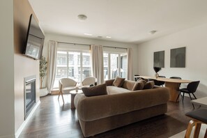 Smart TV, fireplace - NEW - Modern Comfort by the Bay (Huntsville)