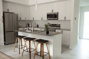 Fridge, microwave, oven, stovetop - NEW - Modern Comfort by the Bay (Huntsville)