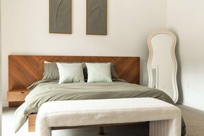 2 bedrooms, iron/ironing board, travel cot, free WiFi - NEW - Modern Comfort by the Bay (Huntsville)