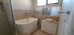 Bathroom - Entire House-close to Supermarket/gym/Restaurants (Melton)