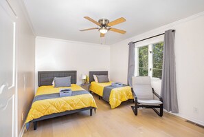 4 bedrooms, iron/ironing board, WiFi, bed sheets