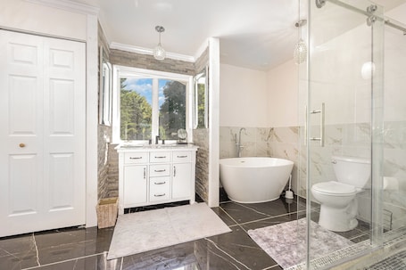 Towels, soap, toilet paper. Spacious 4-bedroom house in Xenia near Universities